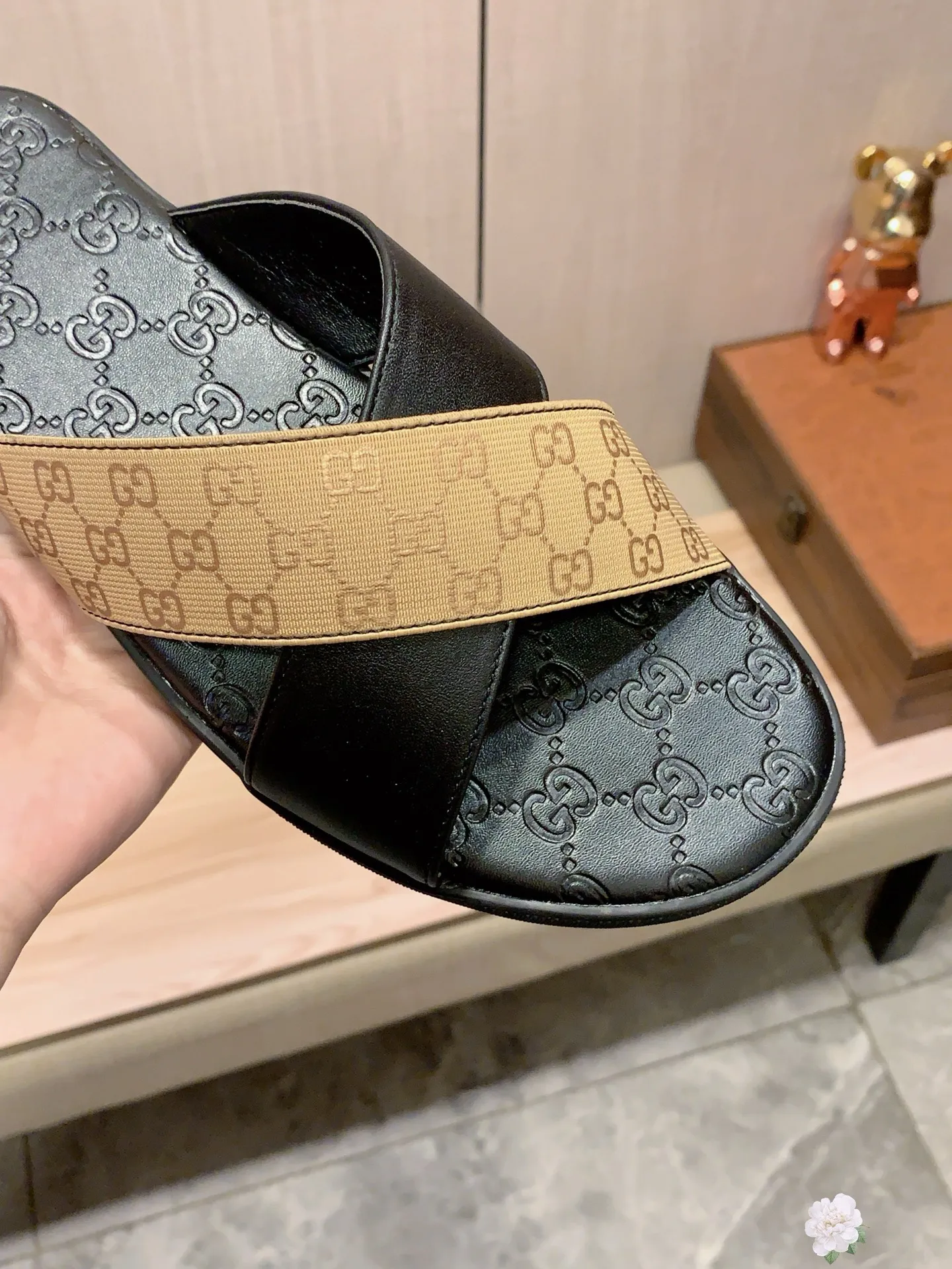 Slippers: New model: Factory price: 260💰💰🎩🎩🔥🔥《 Gucci* 》Series of slippers top purchasing agent🔍🔍Sold at the same time for men, original Italian imported webbing made of selected cowhide, exquisite workmanship,), sole: (super comfortable) original factory special sole, ⚠️exclusive double-layer movable molded sole super comfortable⚠️, real shot🎬the real thing is more beautiful🔍🔍266 regular code 38-44, can be ordered 45.